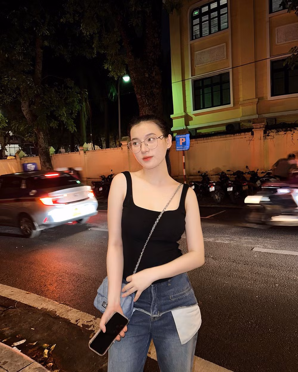 Với gu ăn mặc thời trang ấn tượng, vóc dáng cao ráo, mỗi bức hình của Thuỳ Linh nhận được hàng trăm lượt like và bình luận.