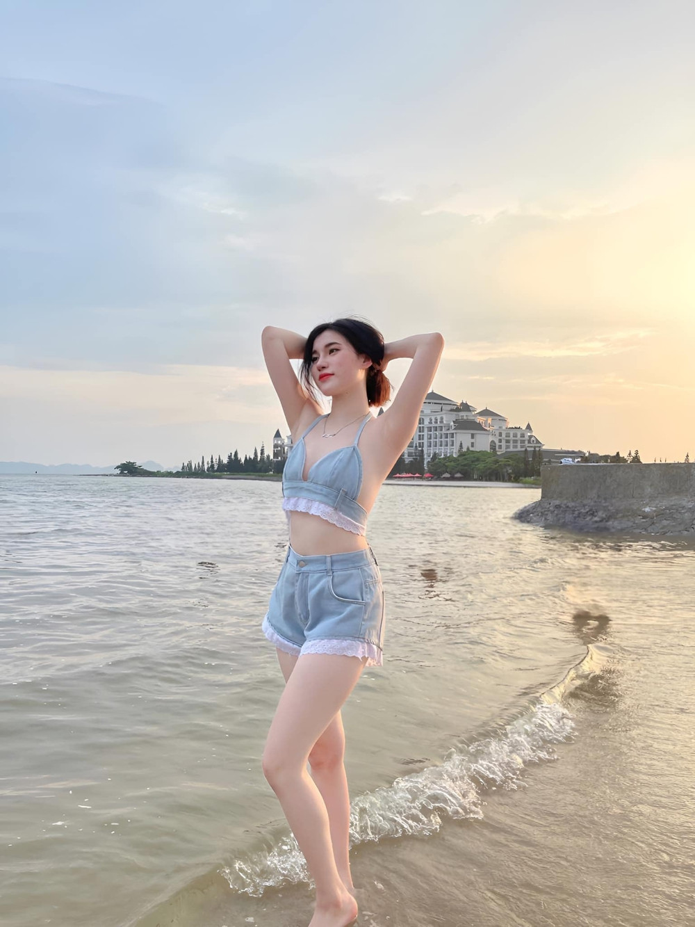 Gương mặt khả ái, mái tóc đen dài cùng biểu cảm dễ thương của Thuỳ Linh khiến nhiều cư dân mạng xốn xang.