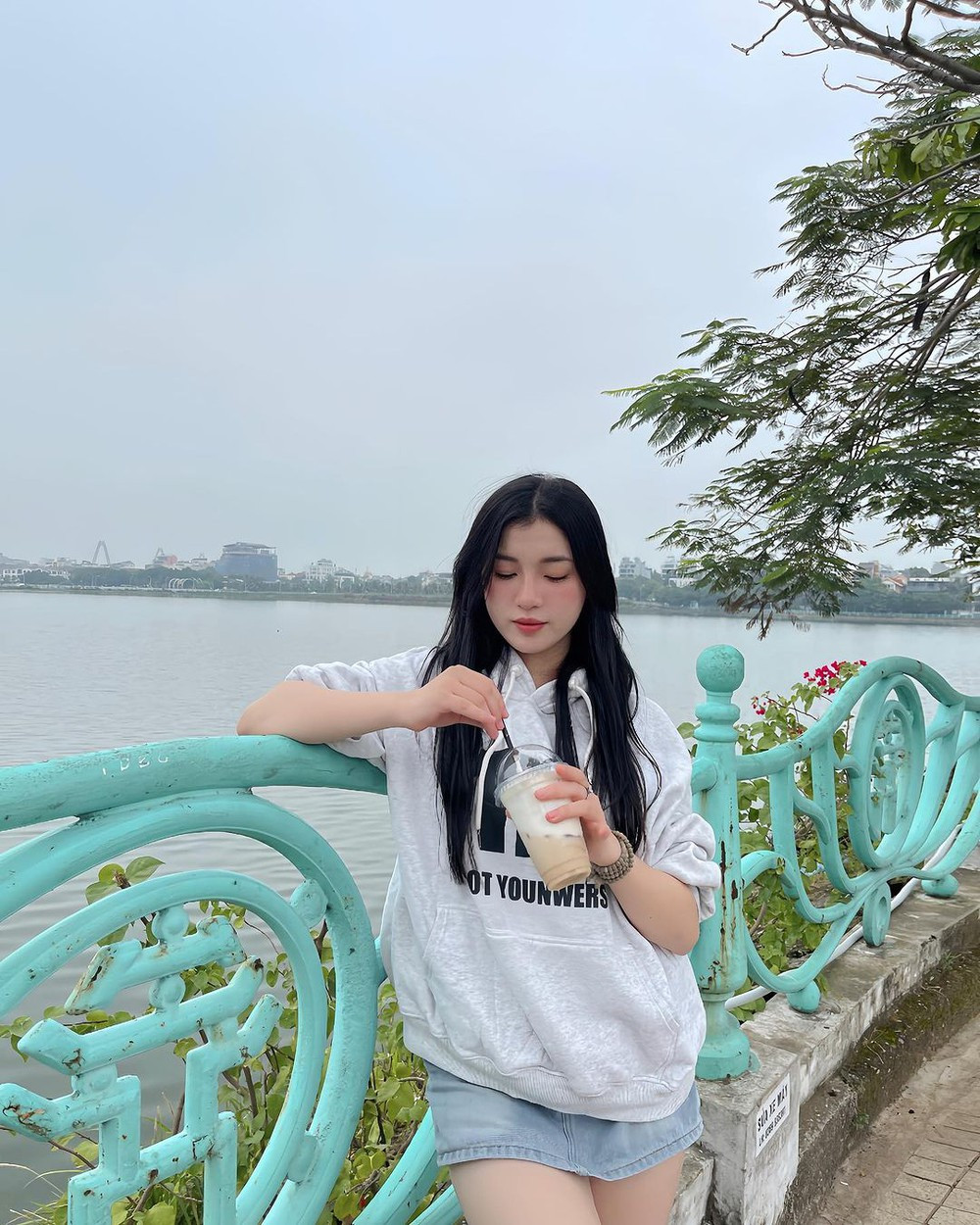 Linh nhận xét trận đấu của ĐTVN gặp đối thủ Iraq khá hay, có nhiều tình huống khiến khán giả hồi hộp thót tim. Có sở thích với bóng đá nên cô thường xem và theo dõi phần lớn các trận đấu.