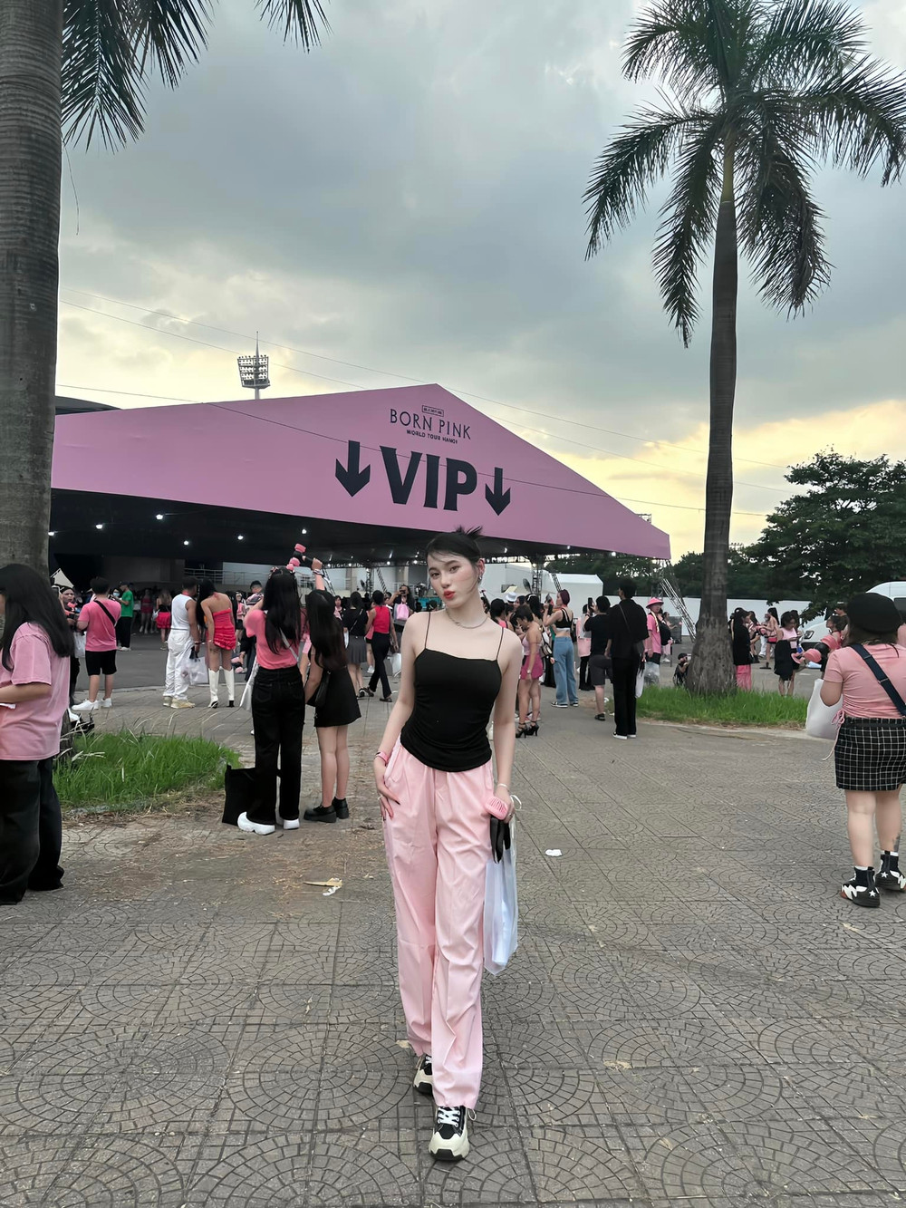 Thùy Linh được nhận xét khá hoạt ngôn, có sở thích trò chuyện, vui chơi, làm việc theo nhóm hoặc tập thể.