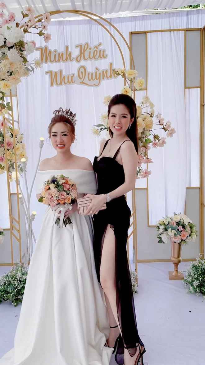 Vốn sở hữu ngoại hình nổi bật, nhiều người cho rằng Tiểu Băng lấn át cả cô dâu.