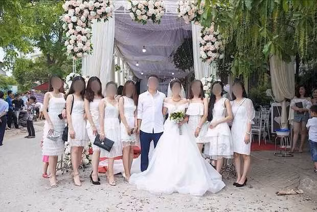 Nếu như không phải vì cầm bó hoa, nhiều người cho rằng không nhận ra đâu là cô dâu. Bởi lẽ, dàn khách mời nữ ai cũng mặc đầm trắng, đã vậy còn phô diễn body hơn cả nhân vật chính