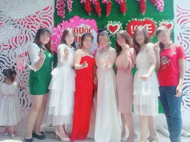 Còn trong khoảnh khắc này, đố bạn biết ai là cô dâu, ai là khách mời đến dự đám cưới?