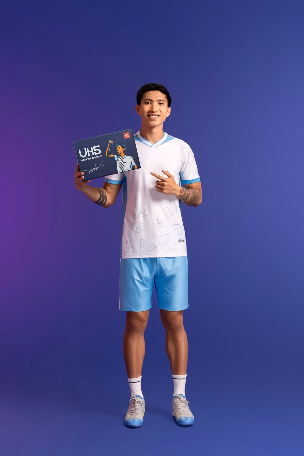 Sau quan ao, Doan Van Hau ra mau giay ca nhan cuc chat-Hinh-2