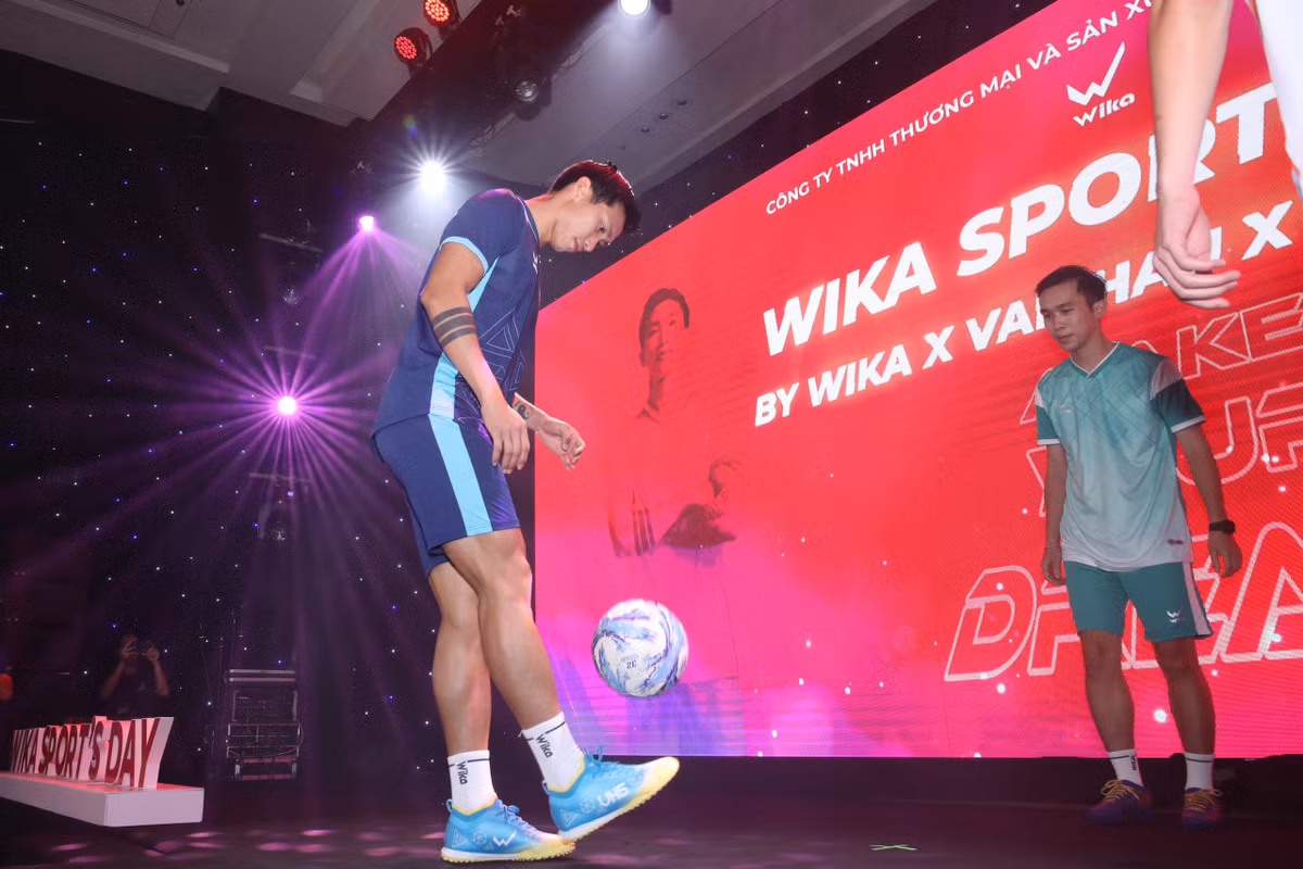 Sau quan ao, Doan Van Hau ra mau giay ca nhan cuc chat