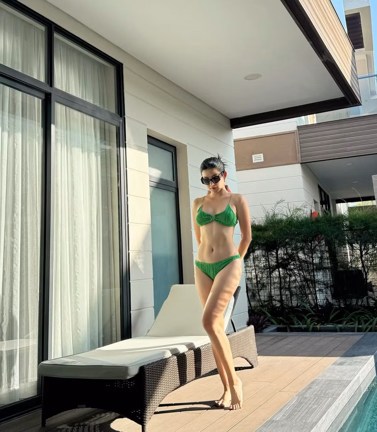 Mới đây, sau nhiều năm Á hậu Việt Nam 2014 hiếm hoi khoe vóc dáng cực kỳ săn chắc và quyến rũ bên bể bơi.
