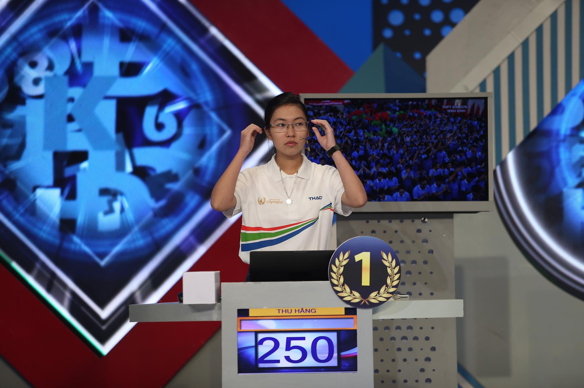 Ở phần thi Khởi động, Thu Hằng giành được 70 điểm. Ở phần Vượt chướng ngại vật, Thu Hằng trả lời đúng từ khóa chỉ sau một hàng ngang được mở.