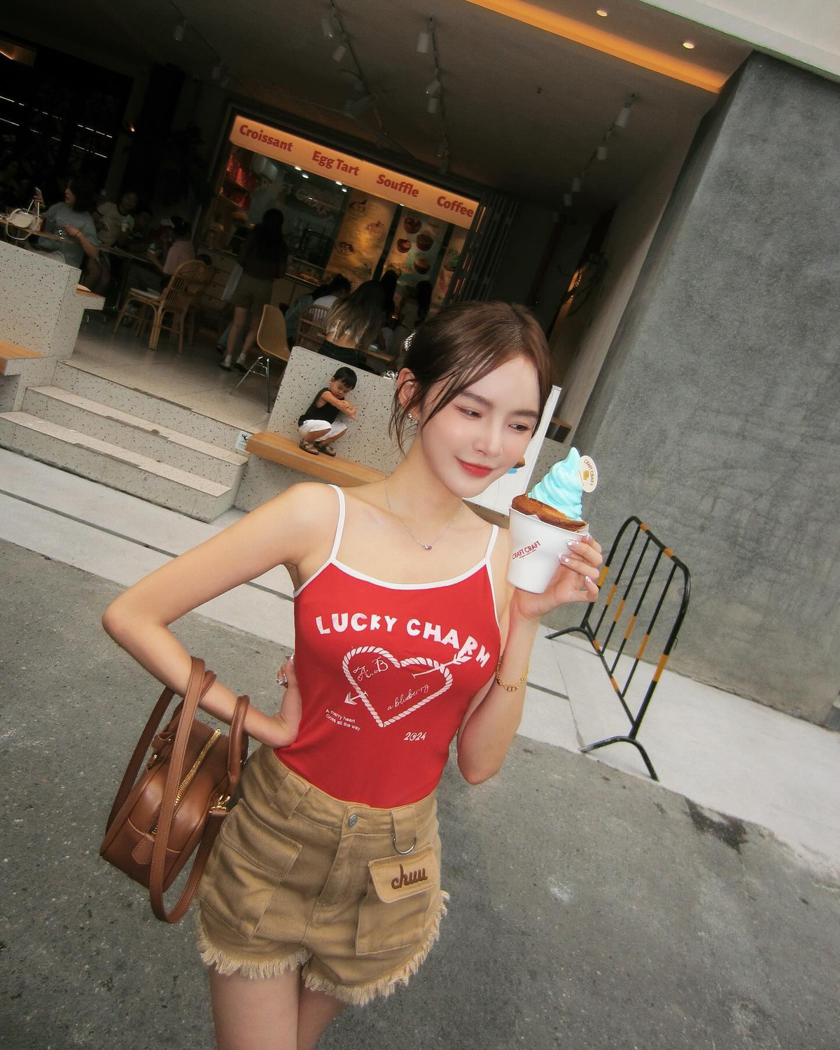 Vóc dang cân đối là thế mạnh giúp Diệc Phi tự tin khoác lên mình những bộ trang phục táo bạo, tôn lên đường cong cơ thể.