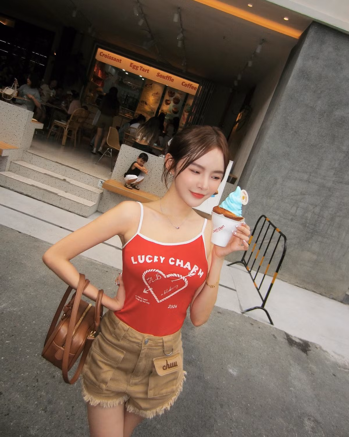 Vóc dang cân đối là thế mạnh giúp Diệc Phi tự tin khoác lên mình những bộ trang phục táo bạo, tôn lên đường cong cơ thể.