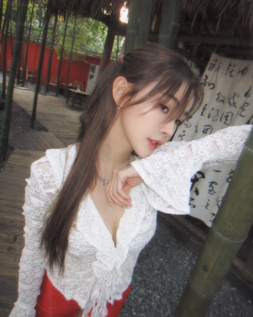 Không chỉ được biết đến với gương mặt xinh đẹp, Diệc Phi còn sở hữu thân hình cân đối và quyến rũ.