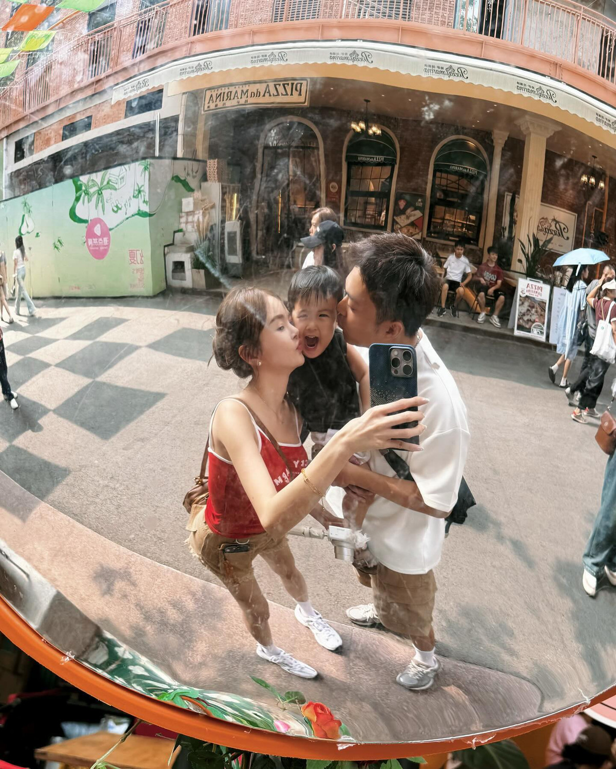 Bên cạnh khoảnh khắc cá nhân, Diệc Phi cũng thường xuyên khoe những hoạt động của gia đình.