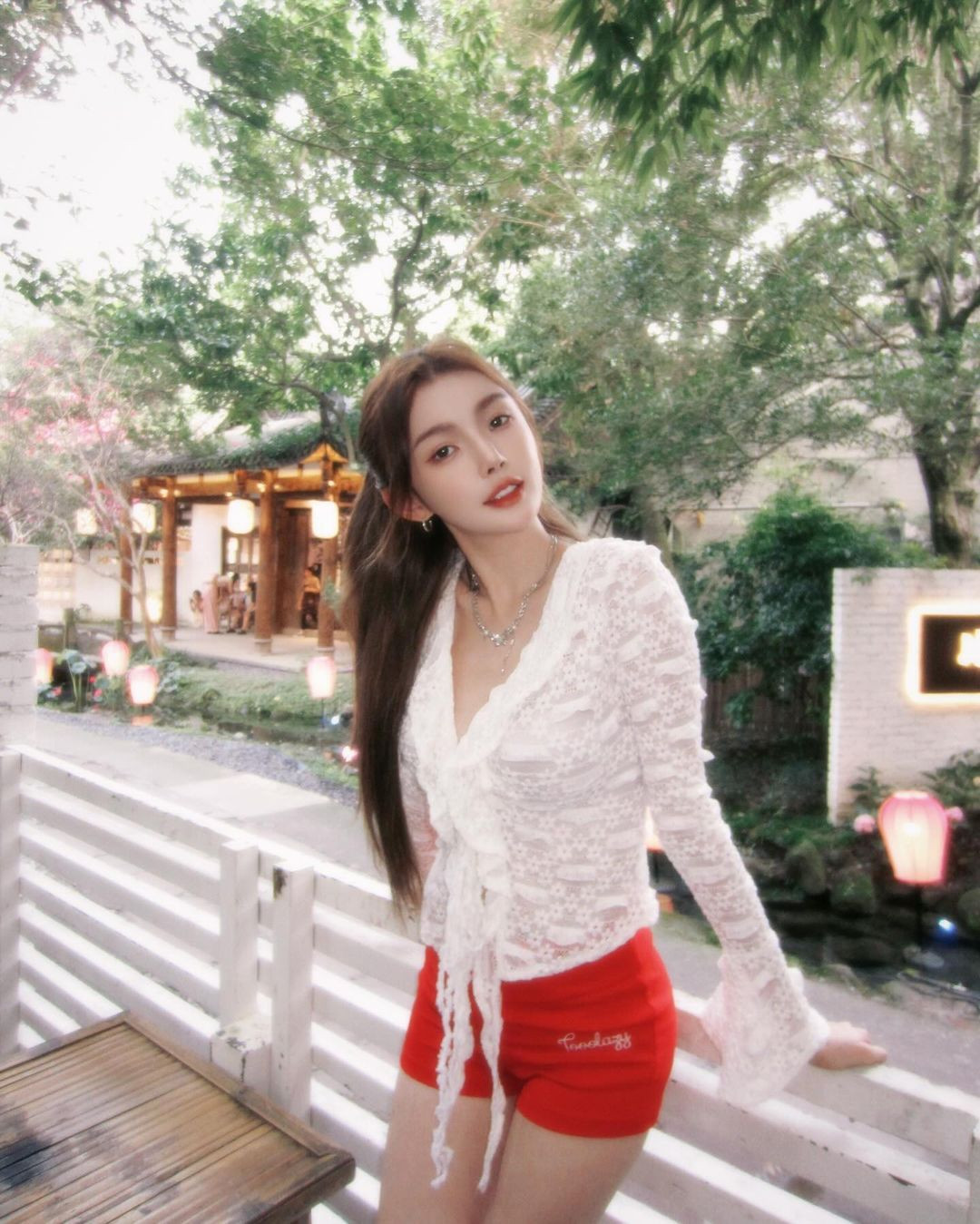 Từ thần thái cho đến trang phục mỗi khi xuất hiện của Diệc Phi đều được cô nàng chuẩn bị vô cùng cầu kì khi lên sóng.