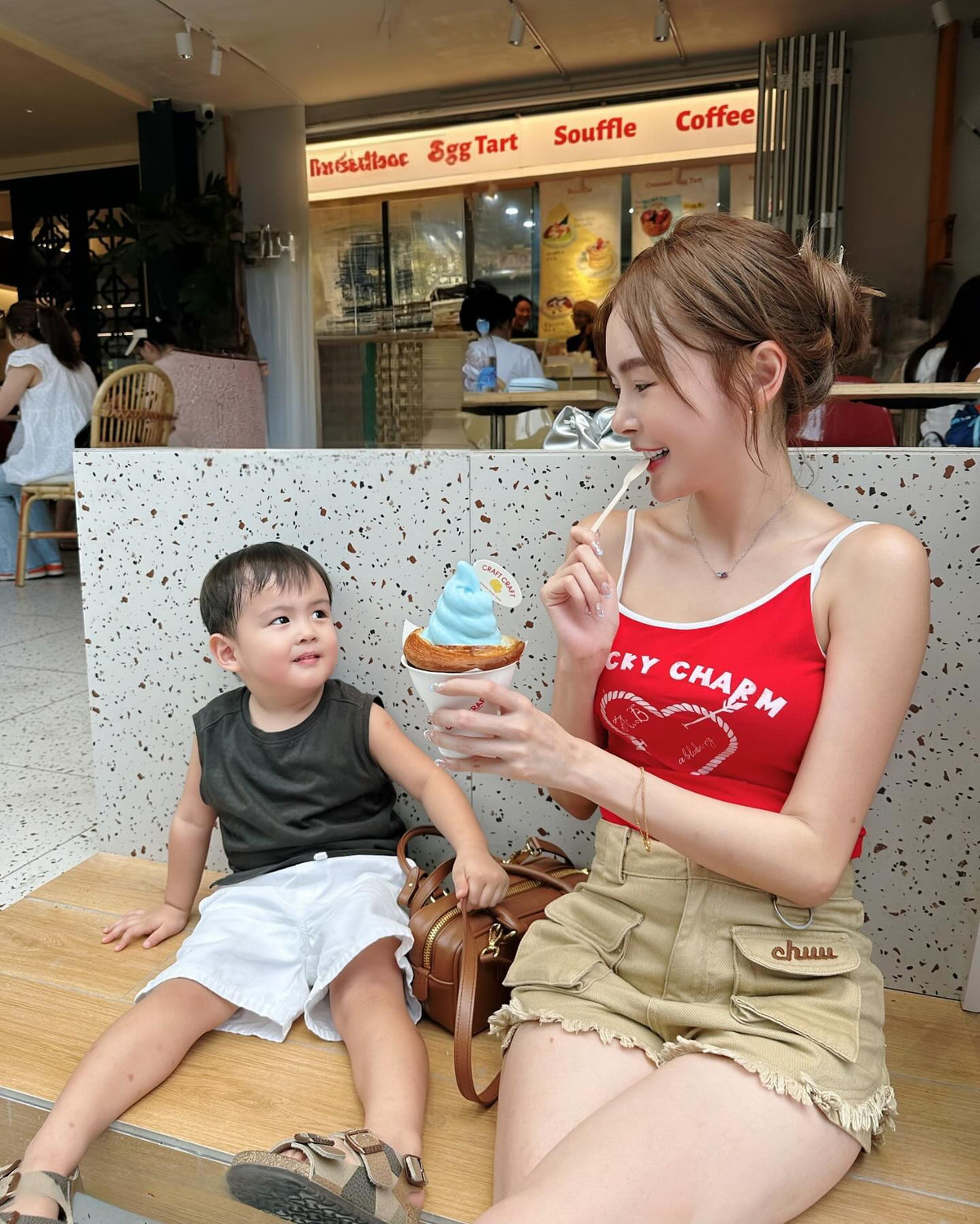 Sau khi trở thành mẹ, vẻ đẹp của Diệc Phi dường như càng mặn mà, thu hút hơn, khiến nhiều người không khỏi trầm trồ.