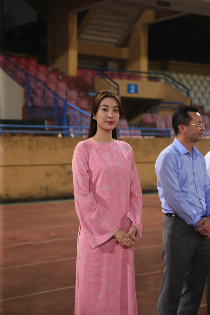 Mỹ Linh đóng vai trò đại sứ hình ảnh trong giải đấu do tập đoàn nhà chồng đứng ra tổ chức. Ngoài ra, hoa hậu Việt Nam 2016 cũng là ban giám khảo chấm hoa khôi bóng đá giải đấu này.