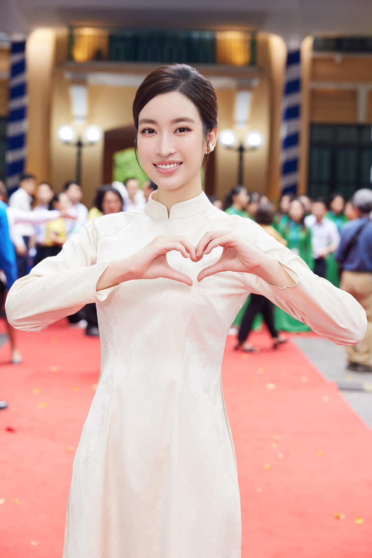 Sau khi kết hôn, nàng hậu hạn chế tham gia hoạt động showbiz.