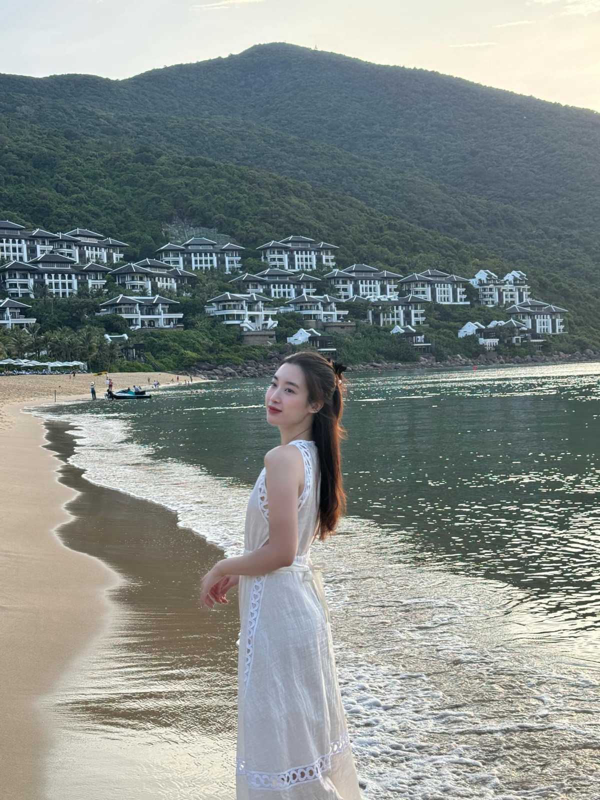 Đỗ Mỹ Linh sinh năm 1996, đăng quang Hoa hậu Việt Nam 2016.