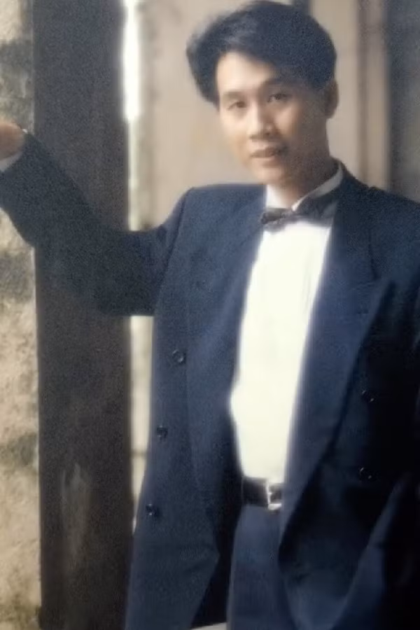 Nhìn vào những bức ảnh được chú Tân chia sẻ có thể dễ dàng thấy được một chàng thanh niên mang năng lượng tích cực, luôn lạc quan với cuộc sống và hơn hết là nhan sắc “cực phẩm”, nụ cười tỏa nắng khiến phái nữ phải “gục ngã”.