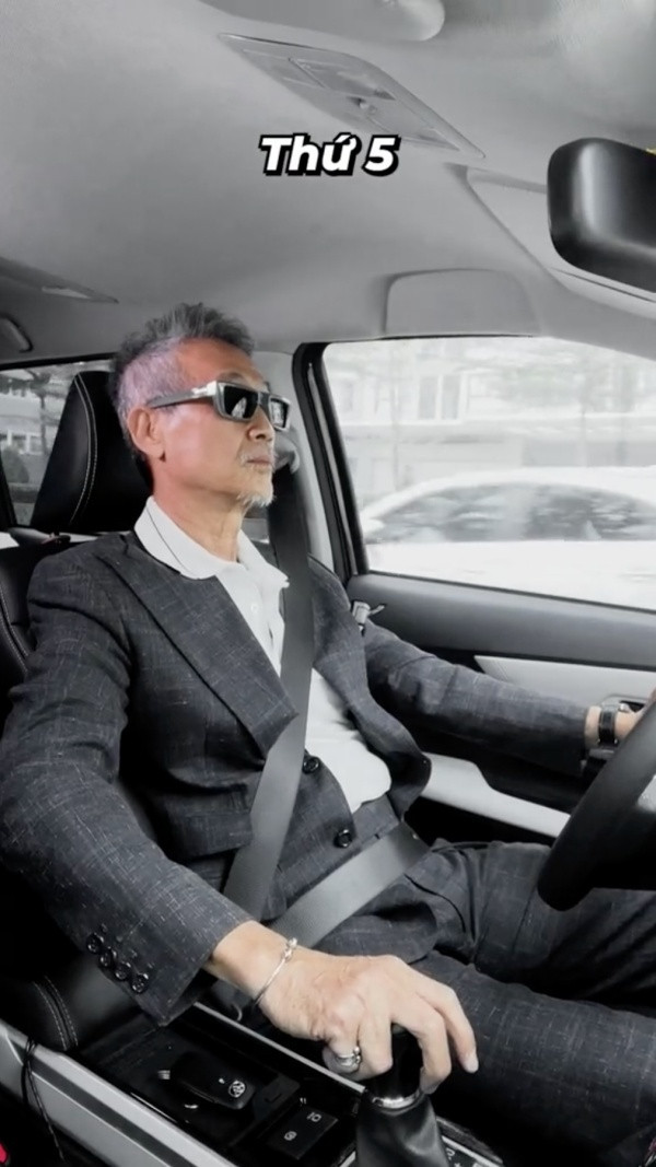 Năm 2019, do tình hình dịch bệnh phức tạp, việc di chuyển qua lại giữa các nước khó khăn nên chú Tân quyết định cùng gia đình trở về Việt Nam. Cũng từ đây, chú bắt đầu bén duyên với công việc liên quan đến mảng thời trang.