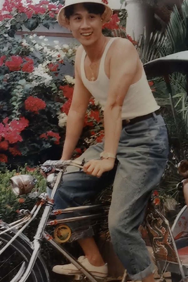 Cách đây hàng chục năm nhưng chú Tân đã tìm tòi xây dựng cho bản thân một gu ăn mặc cực chất. Khi thì lịch lãm trong bộ vest xanh, khi lại năng động trong chiếc quần jean không bao giờ lỗi mốt,…