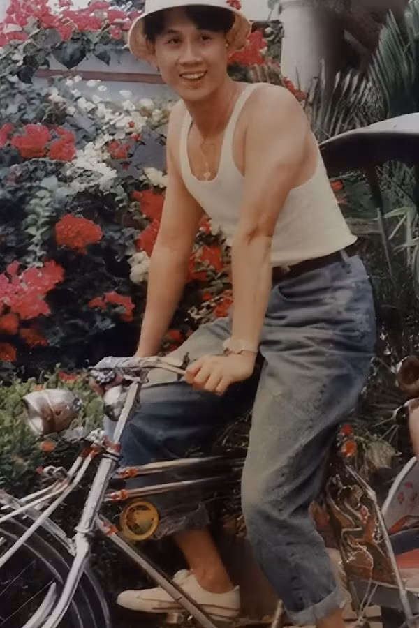 Cách đây hàng chục năm nhưng chú Tân đã tìm tòi xây dựng cho bản thân một gu ăn mặc cực chất. Khi thì lịch lãm trong bộ vest xanh, khi lại năng động trong chiếc quần jean không bao giờ lỗi mốt,…