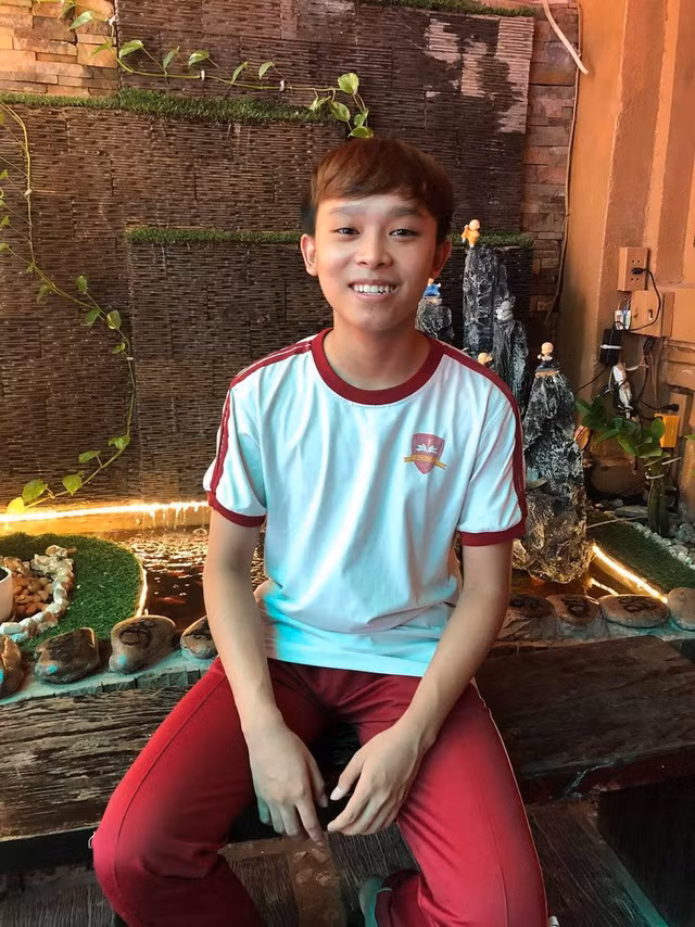 Cụ thể, nữ đại gia hứa trả cát-xê Hồ Văn Cường 2 tỷ/năm cho biết: "Bản thân tôi cũng như những người khác, có lòng thương người, luôn muốn bảo vệ những người yếu thế. Trước khi lên tiếng về những điều liên quan tới Hồ Văn Cường, tôi cũng đã tính toán rất nhiều. Tôi sợ khi làm việc tốt thì người khác sẽ bẻ qua những suy nghĩ nào đó khác. May mắn là 99% các fan của Hồ Văn Cường ủng hộ...."