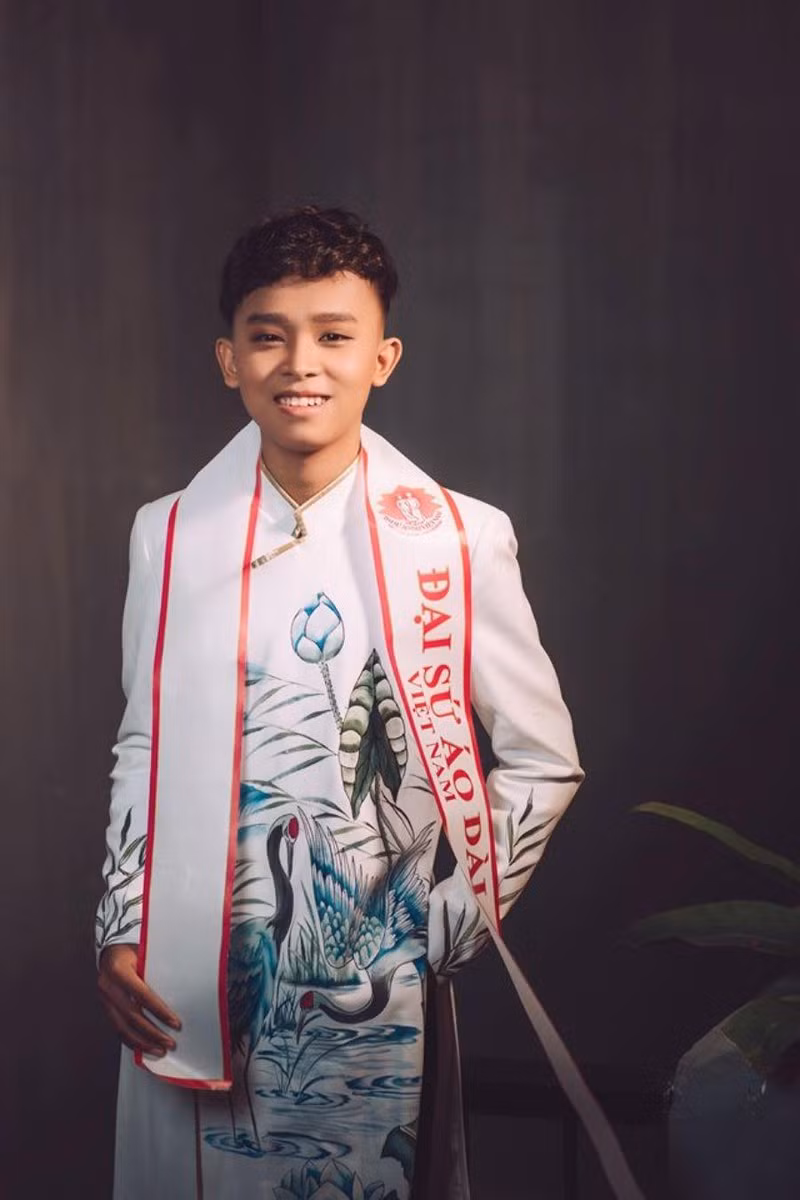 Tuy nhiên, chia sẻ thêm của nữ đại gia trên lại gặp phải phản ứng trái chiều từ phía công chúng, đặc biệt là các fan của cố nghệ sĩ Phi Nhung. Theo đó, bố của Hồ Văn Cường trước đó làm bảo vệ ở quán chay gia đình nữ ca sĩ xấu số với mức lương 10 triệu đồng/tháng.