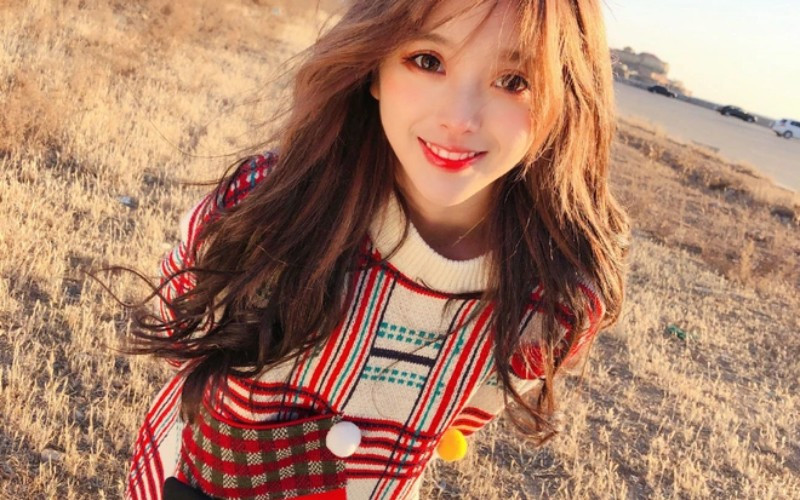 Được biết, Bành Thập Lục từ nhỏ đã rất thích biểu diễn, đóng phim. Cô thường thử hoá thân vào nhân vật trong những bộ phim kinh điển, đặc biệt là những bộ phim đề tài cổ trang. Bởi vậy, các bức ảnh của cô đều gây sốt.