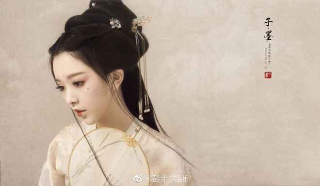 Hot girl Bành Thập Lục ELF có tên thật là Bành Huyên Chi, sinh ngày 28/09/1997 tại Chiết Giang, Trung Quốc. Cô là một trong những hot girl TikTok đời đầu. Người đẹp này bắt đầu đăng tải clip của mình lên nền tảng TikTok vào tháng 10/2017.