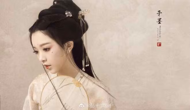 Hot girl Bành Thập Lục ELF có tên thật là Bành Huyên Chi, sinh ngày 28/09/1997 tại Chiết Giang, Trung Quốc. Cô là một trong những hot girl TikTok đời đầu. Người đẹp này bắt đầu đăng tải clip của mình lên nền tảng TikTok vào tháng 10/2017.