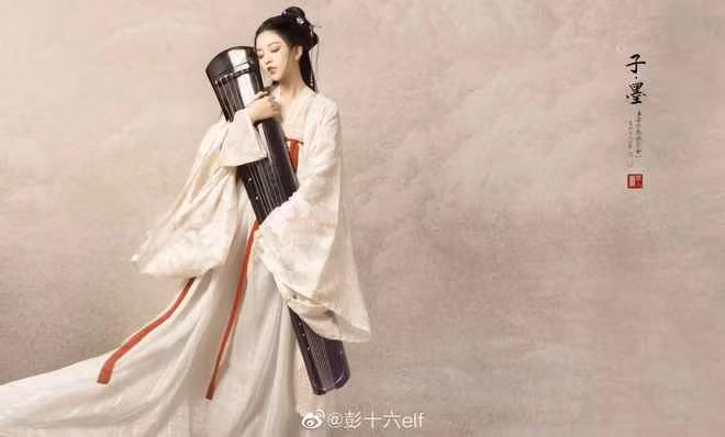 Với vẻ ngoài xinh đẹp, ngũ quan thanh tú cùng với giọng nói ngọt ngào, Bành Thập Lục rất nhanh chóng chiếm được cảm tình của khán giả.