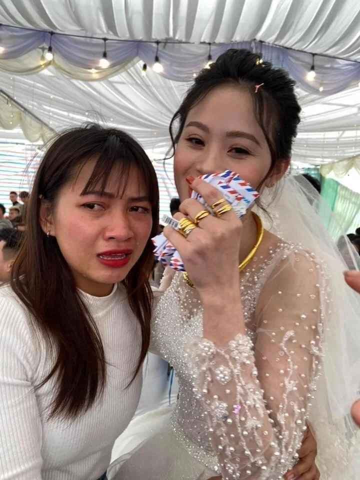 Đi ăn đám cưới bạn thân mà cô nàng khóc nức nở.