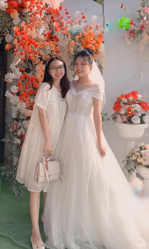 Giờ đây cả cô và bạn của mình đều có gia đình riêng, sau này sẽ có ít cơ hội gặp nhau hơn khi cuộc sống nhiều lo toan hơn. Dù sao đi nữa, chỉ cần họ vẫn luôn xem nhau là điều không thể thiếu thì tình bạn sẽ mãi mãi không phai nhạt.