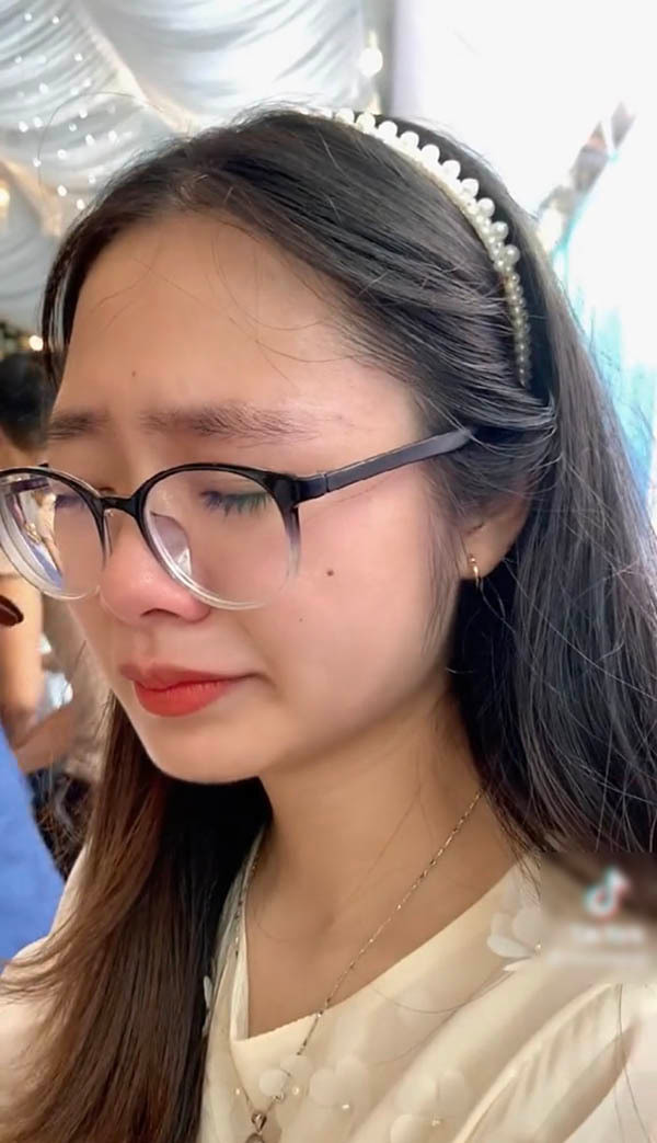 Có lẽ, vì vui cho bạn thân tìm được bến đỗ của đời mình nên cô gái mới khóc. Đây là giọt nước mắt hạnh phúc, mừng thay cho bạn chứ không phải vì buồn bã khi bạn đi lấy chồng.