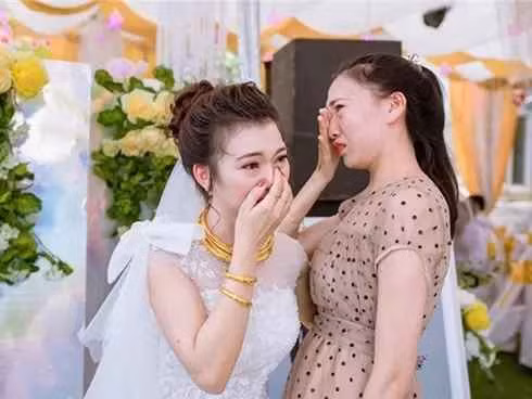 Ngay sau khi được chia sẻ, đoạn clip đã nhận được sự quan tâm của nhiều người. Ai cũng gửi lời chúc mừng đến cô dâu khi có một người bạn chân thành, khóc vì mình như vậy.