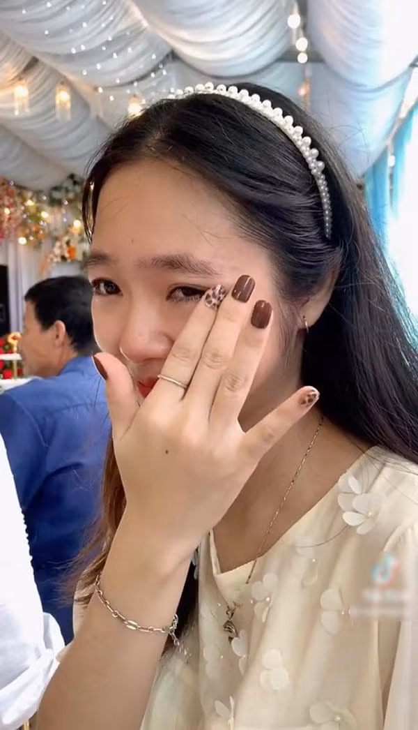 Được biết, cô gái này đã lập gia đình 1 năm trước nhưng khi dự lễ cưới của bạn thân thì cảm xúc vẫn lạ lẫm khó tả.
