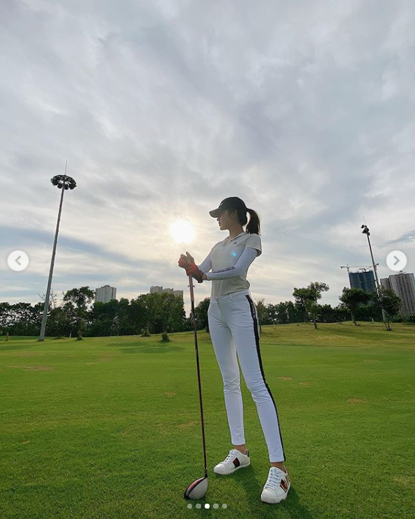 Cụ thể, Huyền My không ngại khoe các kỹ năng trong môn golf. Thậm chí, cô nàng còn háo hứng đăng tải những đoạn clip ngắn ghi lại cảnh mình thực hiện từng cú đánh.