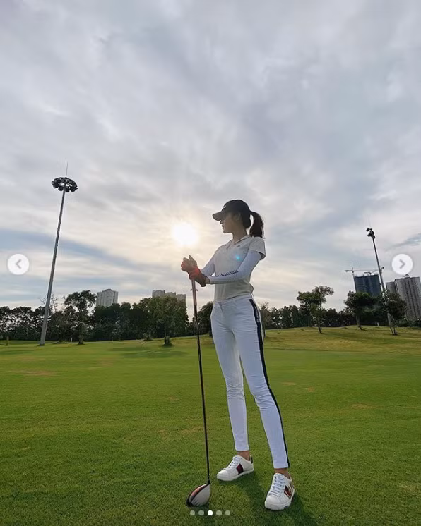 Cụ thể, Huyền My không ngại khoe các kỹ năng trong môn golf. Thậm chí, cô nàng còn háo hứng đăng tải những đoạn clip ngắn ghi lại cảnh mình thực hiện từng cú đánh.