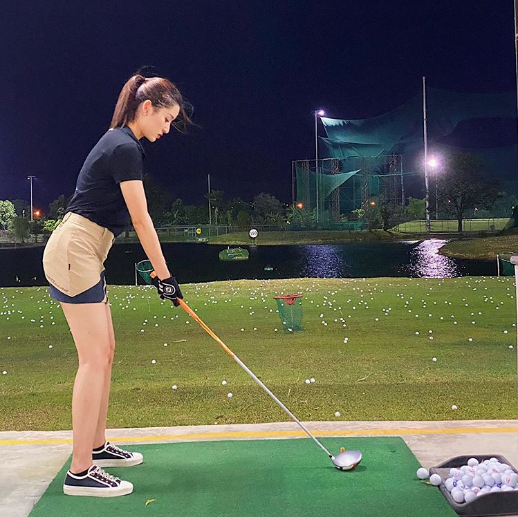 Không chỉ chơi golf trên sân mà Huyền My còn thường xuyên đến những sân chơi trong nội thành để hoàn thiện kĩ năng Swing của mình.
