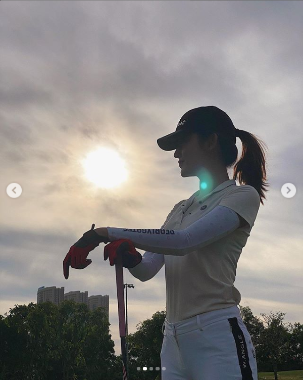 Không chỉ nhan sắc trên sân, Huyền My còn tự tin trong kỹ thuật chơi golf của mình.