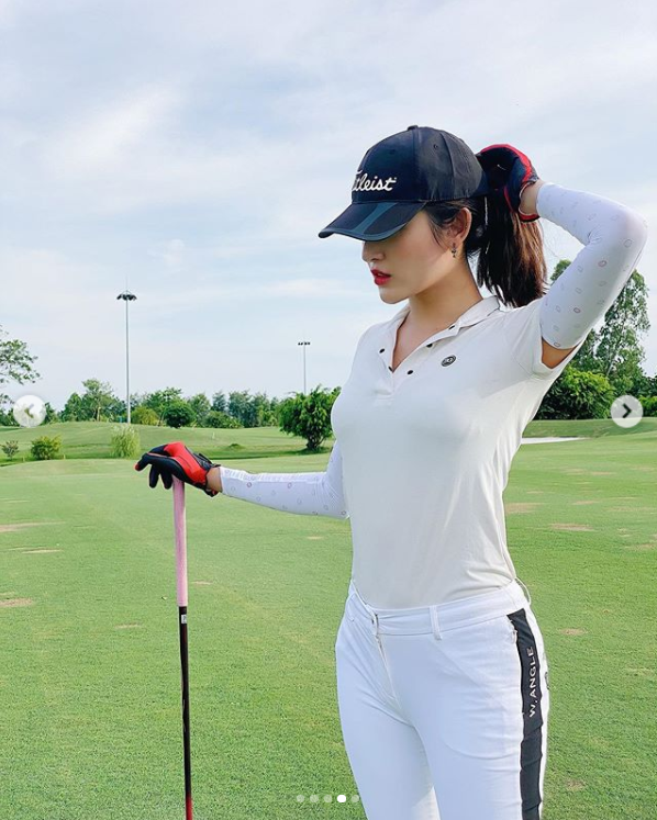 Dù che chắn rất kỹ càng để làm da không bị bắt nắng nhưng Huyền My vẫn khiến nhiều người phải khen ngợi vì phong cách thời trang cũng như vóc dáng của cô nàng.