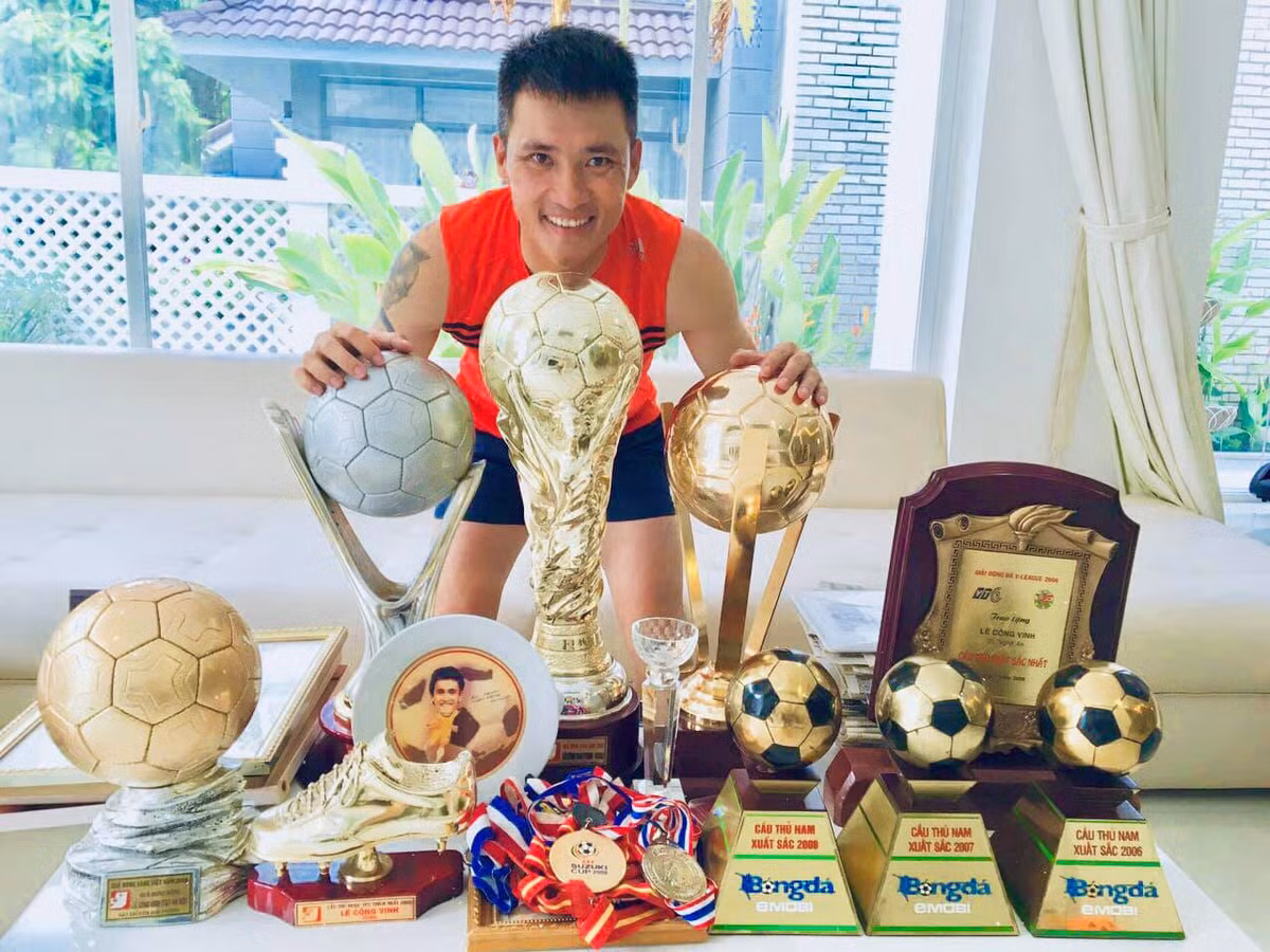 Ngoài công việc về bóng đá, ca sĩ Thủy Tiên - vợ của Công Vinh từng chia sẻ anh còn kinh doanh bất động sản và thu tiền tỉ.