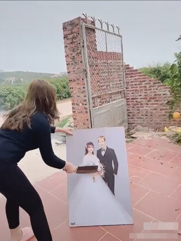 Ảnh cưới được xem là kỷ vật vô cùng quan trọng đánh dấu bước ngoặt về mối quan hệ của hai người. Đây sẽ là vật chứng giám cho sự hạnh phúc của các cặp đôi trước khi về chung nhà.