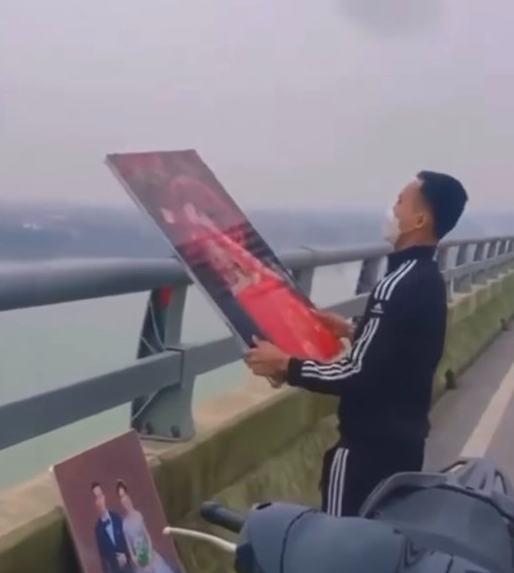 Người thì cho rằng hành động vứt ảnh cưới xuống sống là đang một phần làm ô nhiễm môi trường. Người thì nói chuyện này là điều kiêng kị, hết tình thì vẫn còn nghĩa, nên hạn chế làm điều tương tự.