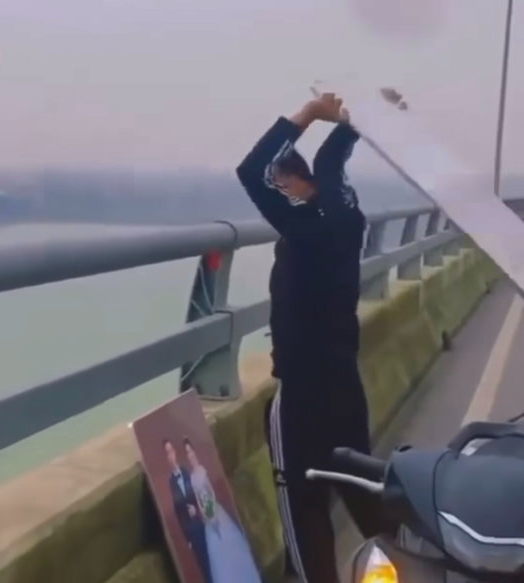 Chỉ sau một thời gian ngắn đăng tải, khoảnh khắc đã nhận được hàng nghìn lượt quan tâm của độc giả. Tuy nhiên, thay vì ủng hộ, dân tình lại có nhiều luồng ý kiến khác nhau.