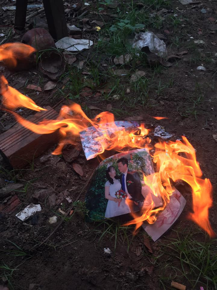 Tuy nhiên, khi bị dân mạng phản đối, anh chàng đã nhanh chóng đính chính đây chỉ là trò đùa và mình với vợ vẫn đang hạnh phúc. Điều này càng khiến độc giả dậy sóng và khó hiểu trước hành động của anh chàng này.