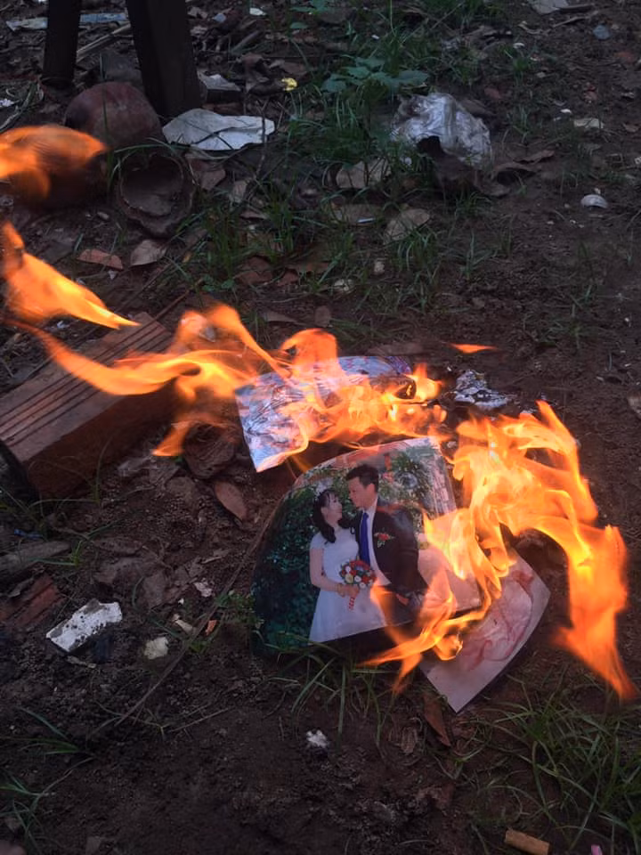 Tuy nhiên, khi bị dân mạng phản đối, anh chàng đã nhanh chóng đính chính đây chỉ là trò đùa và mình với vợ vẫn đang hạnh phúc. Điều này càng khiến độc giả dậy sóng và khó hiểu trước hành động của anh chàng này.