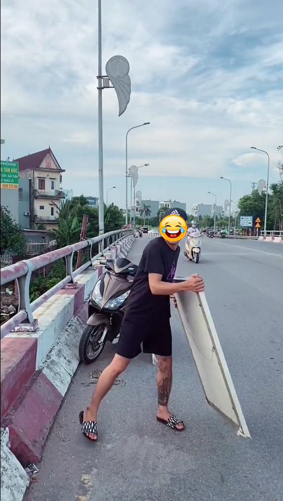 Như trường hợp của thanh niên dưới đây, vì 1 phút câu like mà anh đã gạt đi tính chất thiêng liêng của ảnh cưới.