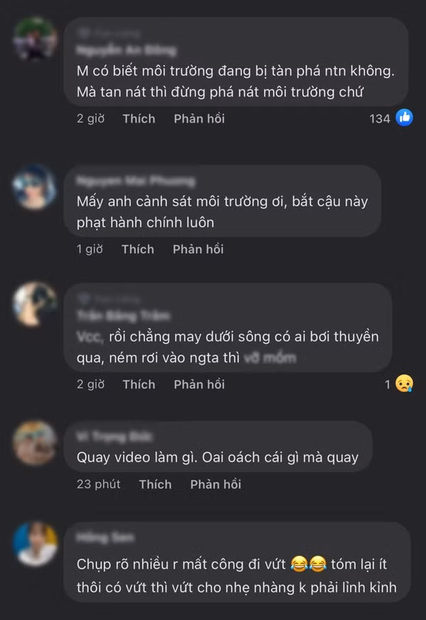 Nhìn chung, hầu hết người xem đều không đồng tình với hành động vứt ảnh cưới của người đàn ông này.