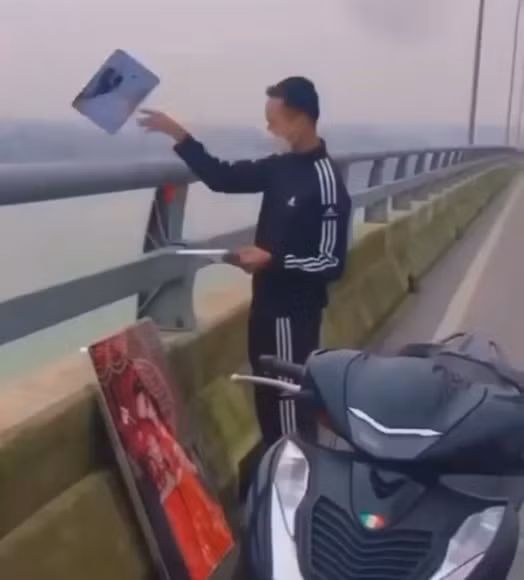 Mới đây, trên mạng xã hội bất ngờ lan truyền hình ảnh ghi lại cảnh một người đàn ông đang vứt ảnh cưới của 2 vợ chồng xuống sông.