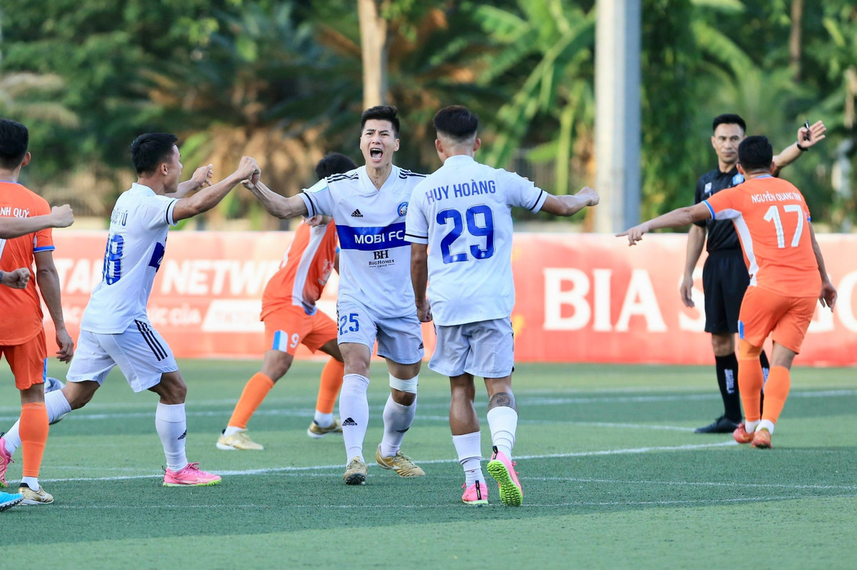 Sieu cup bong da 7 nguoi QG da co chu goi ten Mobi FC